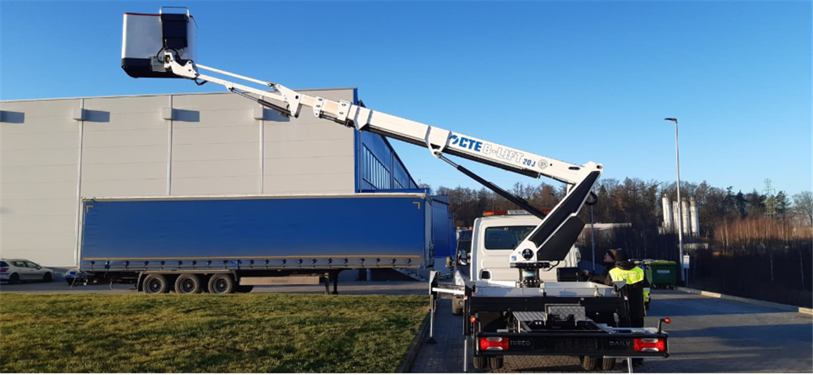 One of Energa OÅ›wietlenie's new The CTE B-LIFT 20 JHV truck mounts.